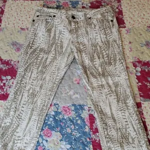 Free People Off-White &amp; Gold Splatter Print Zip Ankle Crop Jeans Pants, Sz 29
