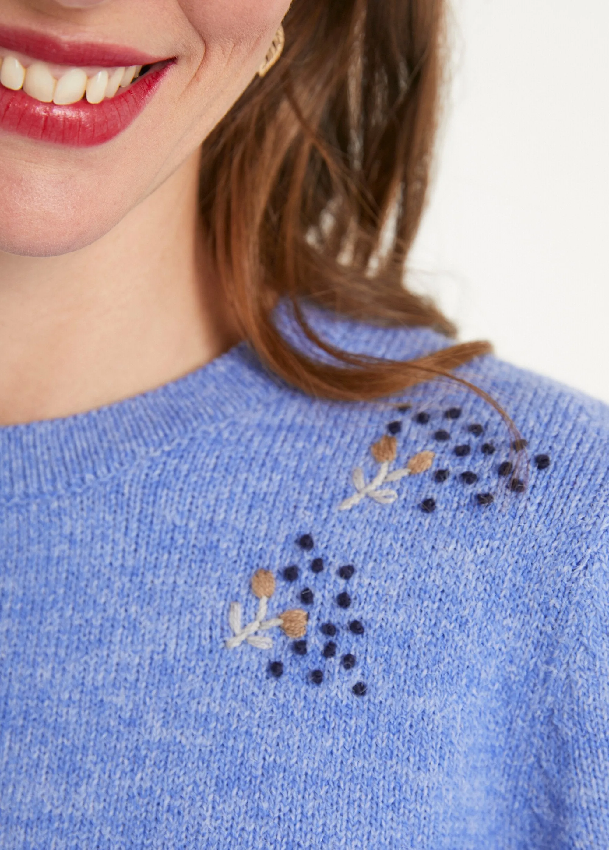 Soft plain embroidered long-sleeved round neck sweater