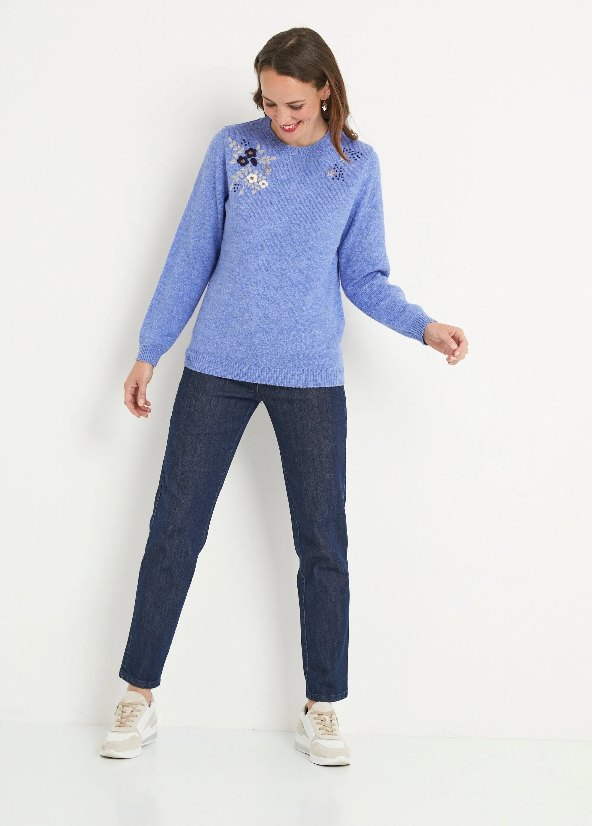 Soft plain embroidered long-sleeved round neck sweater