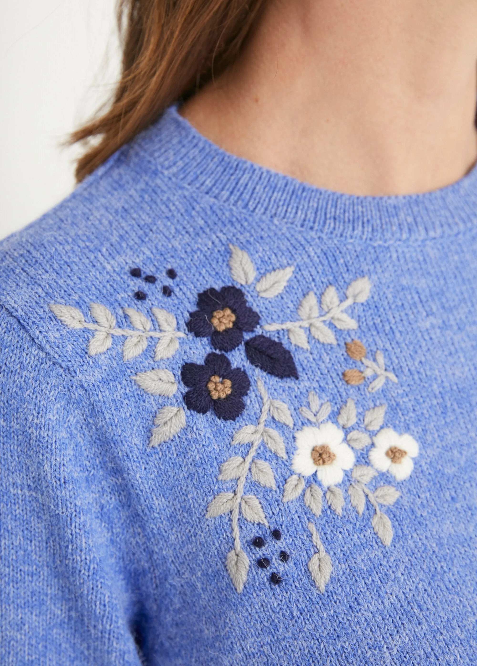 Soft plain embroidered long-sleeved round neck sweater